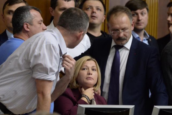 В Раде произошла потасовка, Савченко сломала микрофон Турчинова