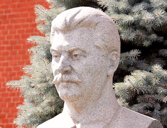 Глава ВТБ и топ-менеджер банка пришли на вечеринку в костюмах Сталина и Хрущева
