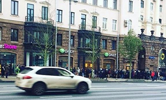 В Москве начали продавать места в очереди за iPhone X