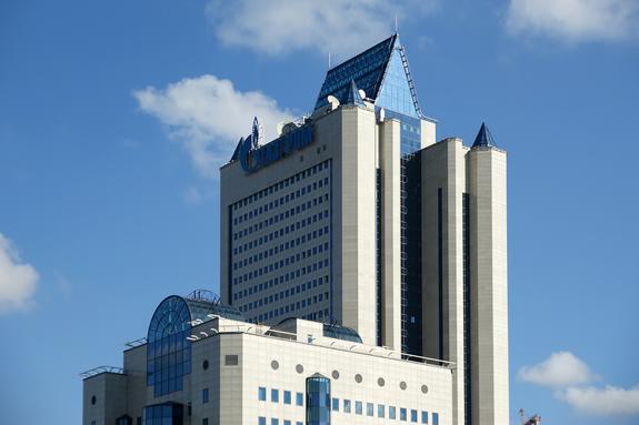 Петр Шкуматов раскритиковал парковки для машин сотрудников "Газпрома"