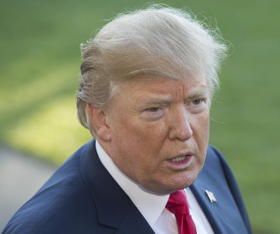 Трамп попал в неловкое положение во время кормления карпов в Японии
