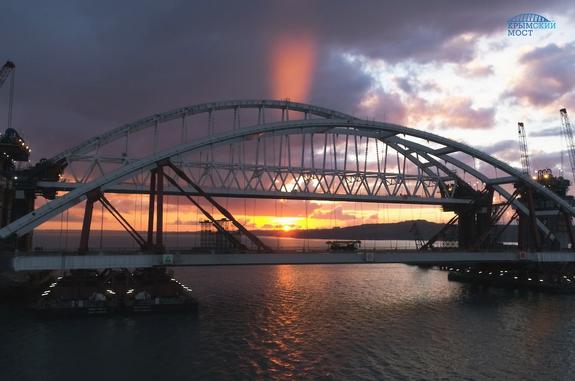 Появилось ночное фото арок Керченского моста
