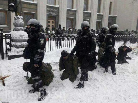 Фото и видео разгона палаточного городка у Рады в Киеве шокировали мир