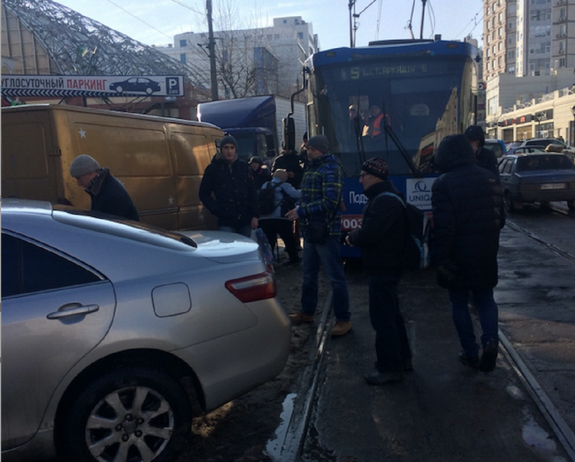 Украинцы унесли на руках автомобиль, перегородивший проезд трамваю