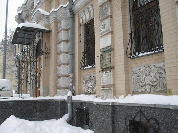 В Киеве вандалы украли бронзовый бюст поэтессы Леси Украинки