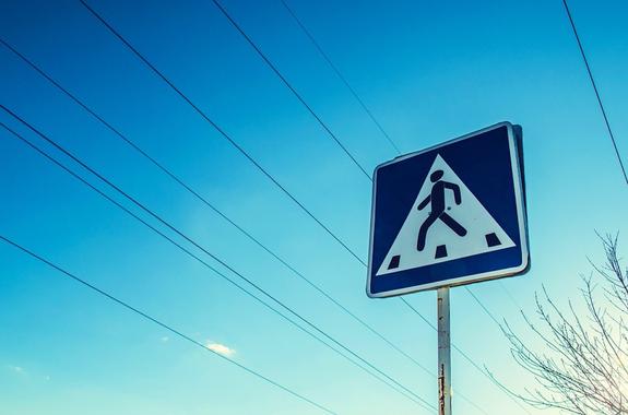 В Санкт-Петербурге на пешеходном переходе девушку сбили сразу две машины