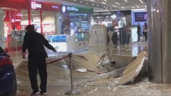 В Иркутске после грозы обрушился потолок торгового центра