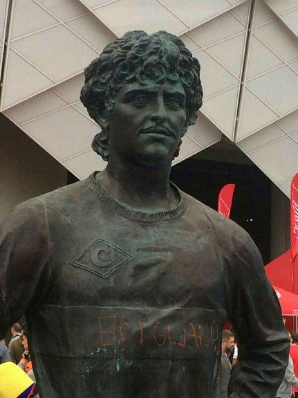 Английский фанат решил расписаться на память на монументе Федору Черенкову