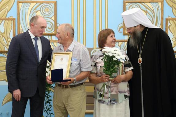 Борис Дубровский и митрополит Никодим наградили еще 16 семей-долгожителей