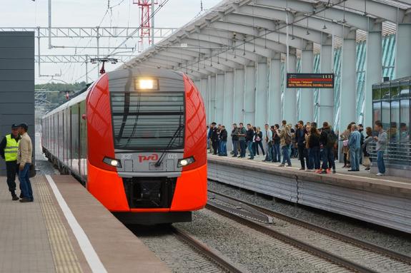 Мужчина забрался на крышу скоростной электрички «Ласточки», остановив движение