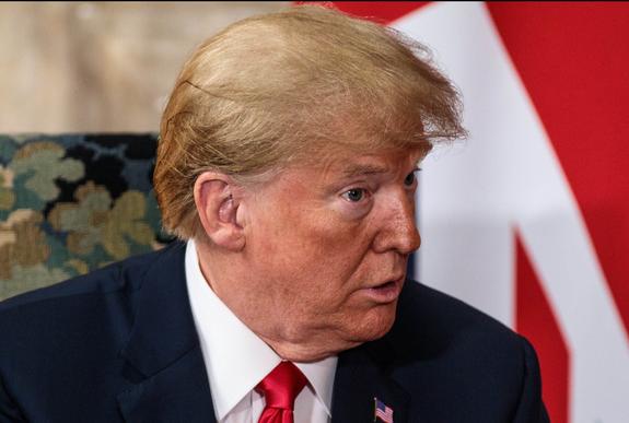 СМИ заявили, что Дональд Трамп пренебрегает этикетом