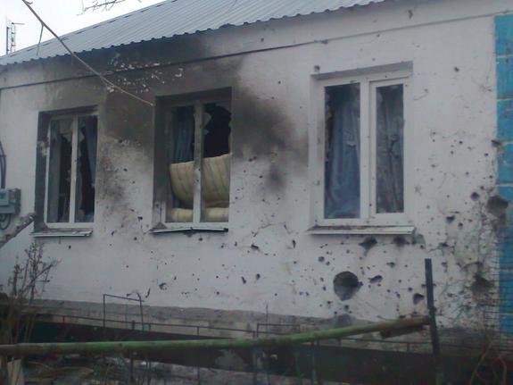 Украинские военные расстреляли дом из крупного калибра
