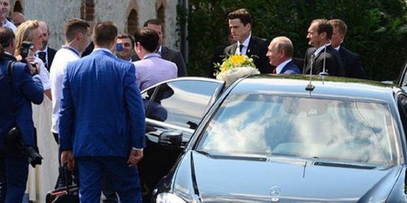 Приехавший на свадьбу Владимир Путин написал пожелание на машине и уехал