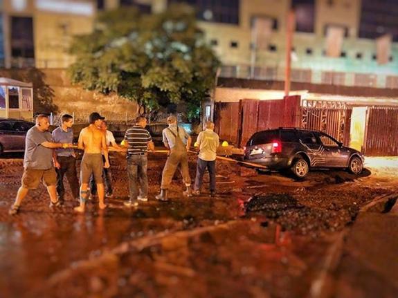В Киеве из-за ливня образовался провал на дороге