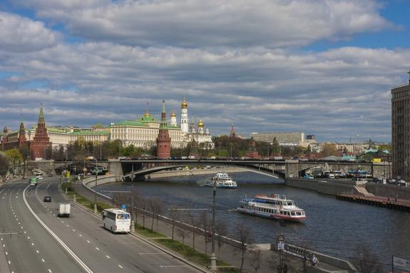 Подросток упал на теплоход с моста в Москве