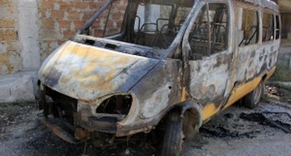 В Севастополе на стадионе «Горняк» подростки подожгли школьный микроавтобус