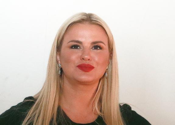 Певицу Анну Семенович высмеяли за неумение пользоваться фотошопом