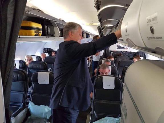 Помятого Порошенко обнаружили в рейсовом самолете
