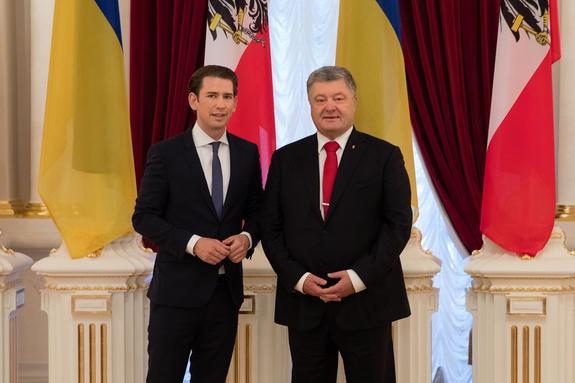 Порошенко "уколол" канцлера Австрии из-за свадьбы, на которой был Путин
