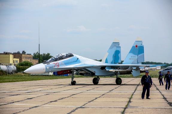 Очевидцы сняли танец в воздухе российского истребителя