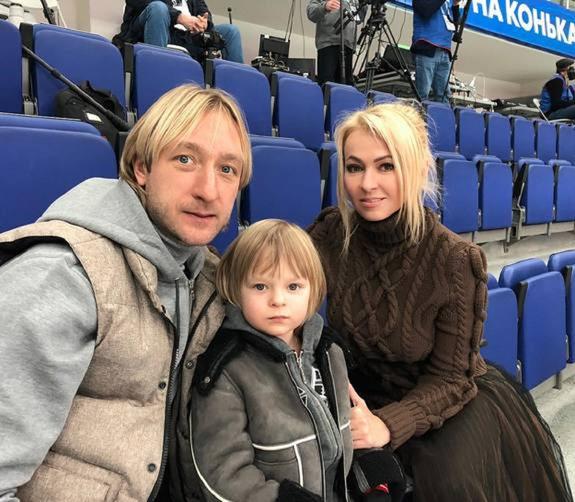 Сын Плющенко и Рудковской вошел в список самых красивых детей мира