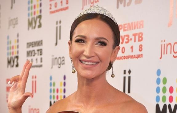 В сети обсуждают, как Бузова оскандалилась в самолете