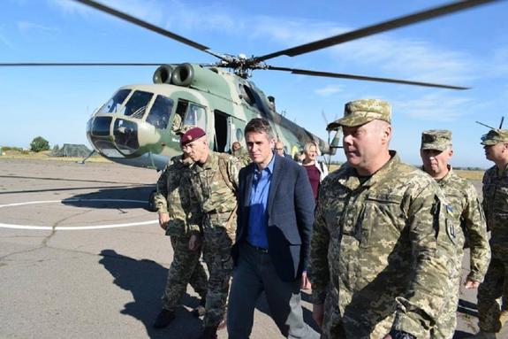 Министр обороны Великобритании побывал в Донбассе