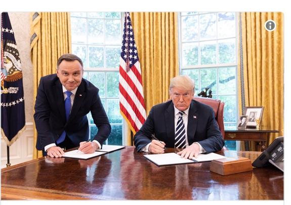 В сети смеются над фото Анджея Дуды и Трампа в кабинете президента США