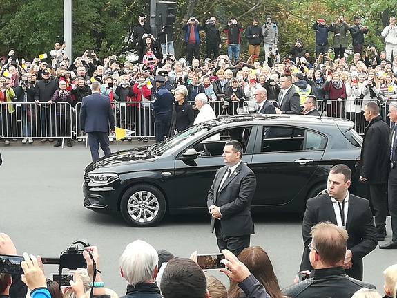 Никаких лимузинов: Папа Римский Франциск посетил Латвию