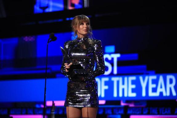 Тейлор Свифт завоевала премию в номинации «Артист года» на American Music Awards