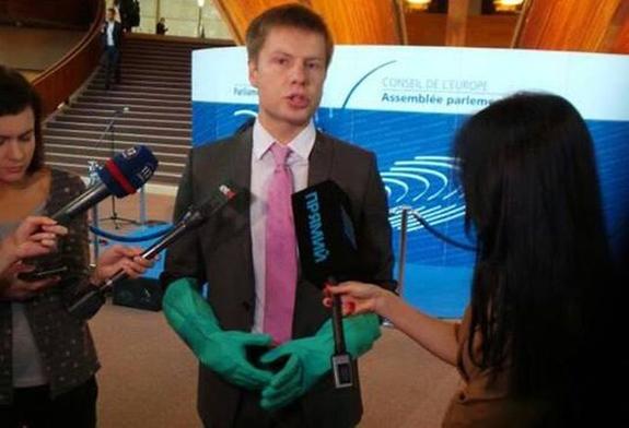 В сети смеются над нардепом Гончаренко в резиновых перчатках на заседании ПАСЕ