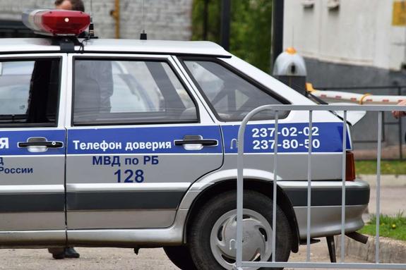 Жена одного из уволенных полицейских в Уфе утверждает, что он ночевал дома