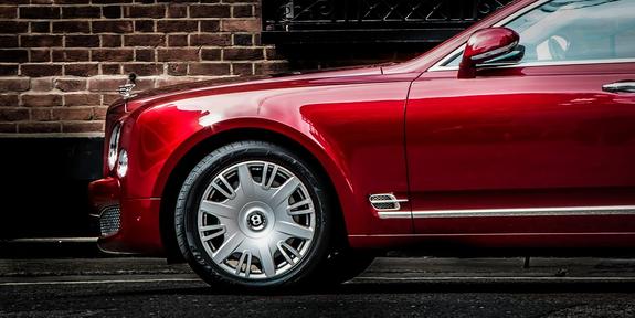 Полиция изучает видео, как владелица Bentley устроила "разборку" в сети