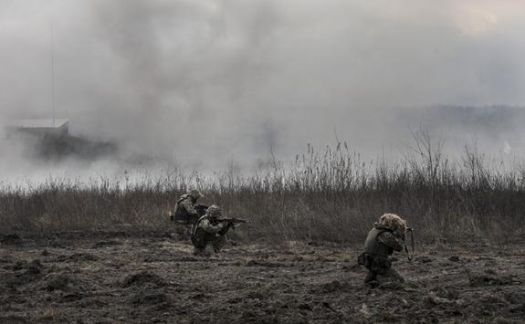 Порошенко заявил о стягивании российских военных к границе с Украиной