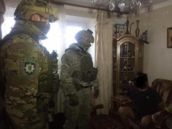 В Киеве грабитель взял в заложники собственную мать