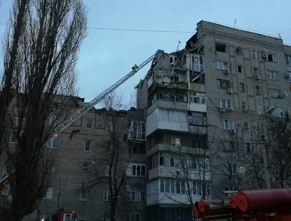 После взрыва газа в Шахтах неизвестна судьба семьи из трех человек и женщины