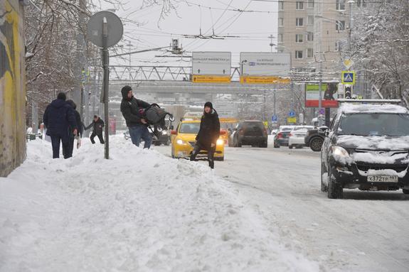 Московских водителей предупреждают о тяжелой ситуации на дорогах