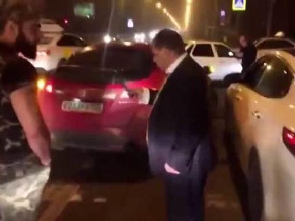 Девушку, которую в Краснодаре мог на автомобиле сбить судья, вызвали следователи