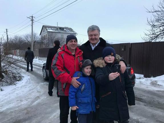 В сети обсуждают пиар Порошенко с плачущим мальчиком
