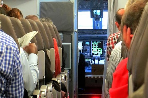 Момент падения пассажиров с трапа самолета в Барнауле попал на видео