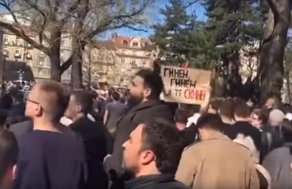 Видео: в Белграде проходят массовые акции протеста, люди требуют отставки Вучича