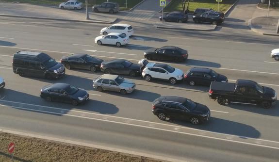 "Держи дистанцию": на Можайском шоссе в Москве столкнулись 4 автомобиля
