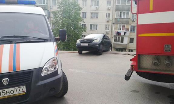 Из-за обвала грунта в Севастополе автомобили на парковке упали с обрыва