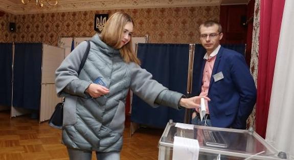 Украинцы в Балтии голосуют за Зеленского