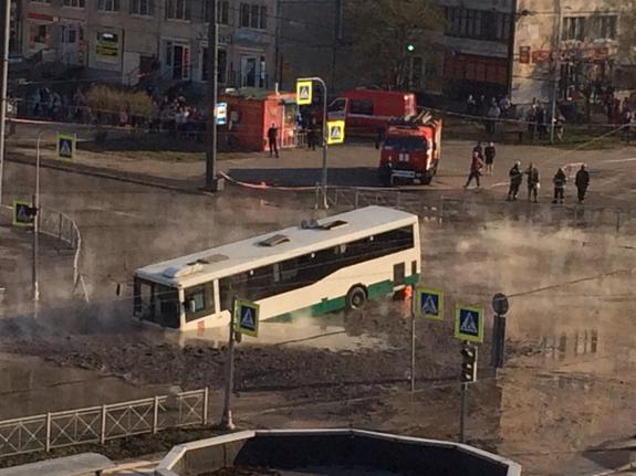 В Санкт-Петербурге автобус провалился в яму с кипятком