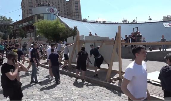 На Украине сторонники майдана устроили погром у мемориала небесной сотни