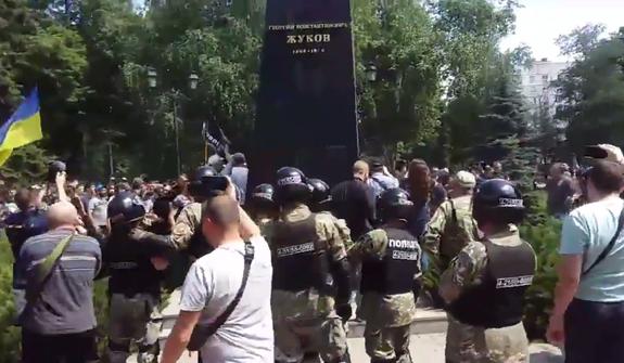 В Харькове опять снесли бюст маршала Жукова
