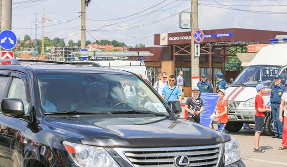 Якубовича подловили в Чебоксарах за рулем джипа на тротуаре?