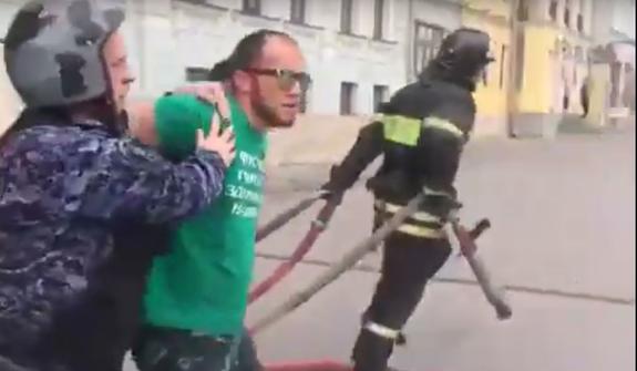 Появилось видео задержания грозившего самоподжогом у здания Минстроя