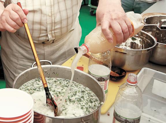 Англичане изучают русскую кухню